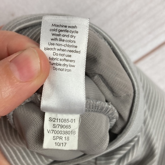 Athleta Modern Metro Grey Striped Shortie Shorts - XS - Picture 11 of 12